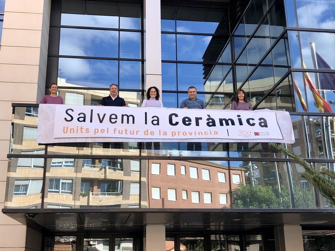 Almassora cuelga la pancarta en defensa de la cerámica en la fachada del consistorio Almassora cuelga la pancarta en defensa de la cerámica en la fachada del consistorio
