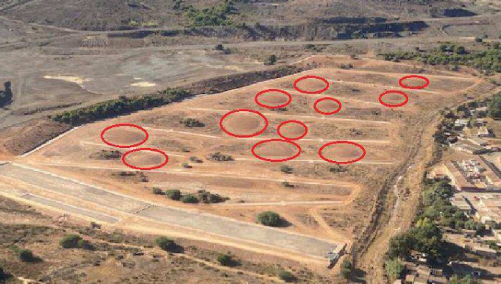 Montículos de tierra contaminada en superficie de la parcela de la Balsa Jenny
