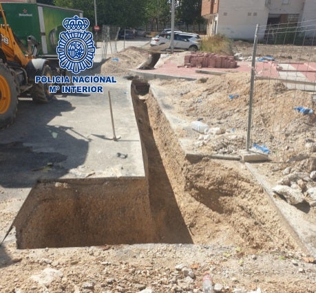La Policía Nacional investiga un accidente laboral en el que una excavadora casi aplasta a un trabajador La Policía Nacional investiga un accidente laboral en el que una excavadora casi aplasta a un trabajador