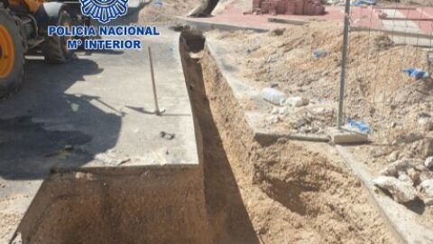 La Policía Nacional investiga un accidente laboral en el que una excavadora casi aplasta a un trabajador