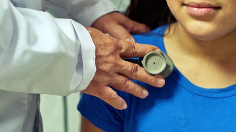 Pediatra auscultando a un paciente en una imagen de archivo