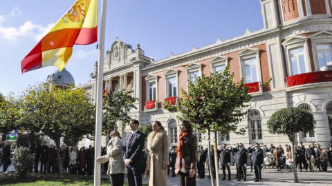 Izada de la bandera nacional en la Plaza de la Constitución