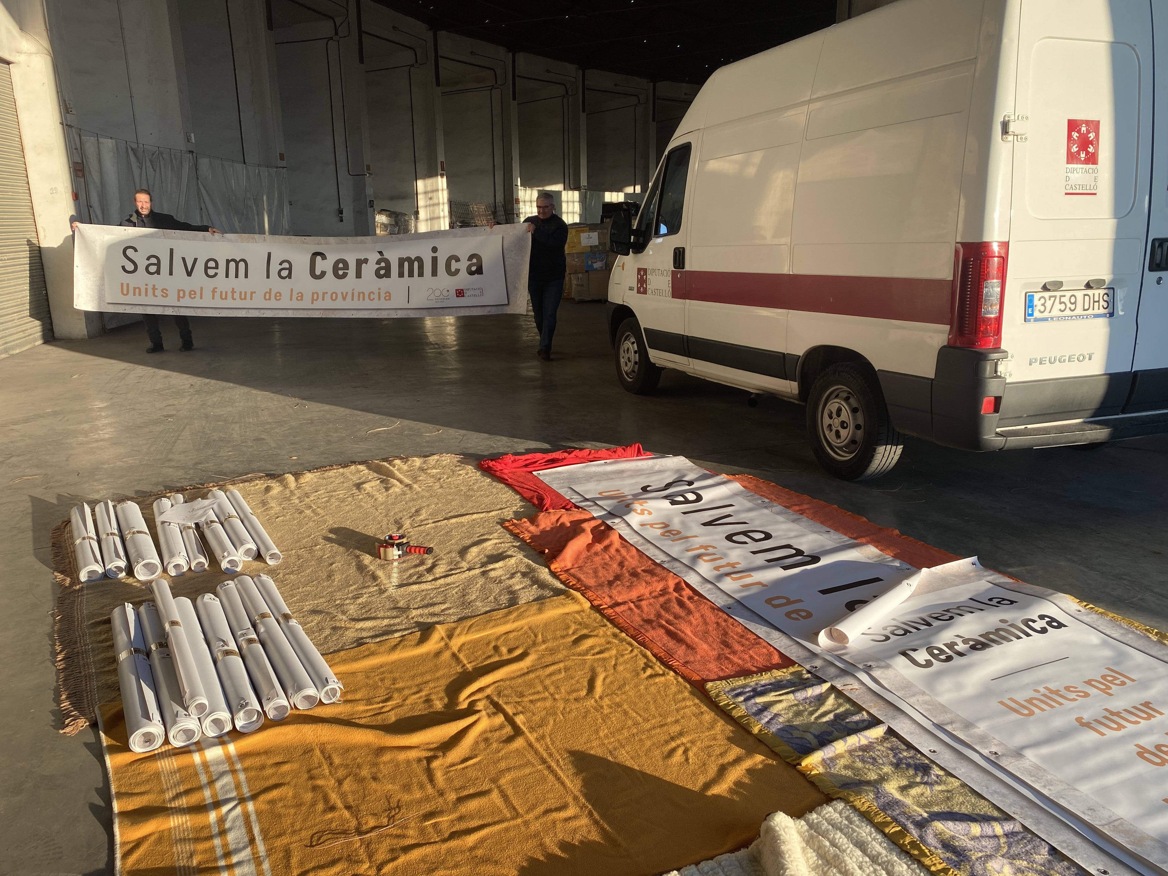 La Diputación reparte las pancartas de ‘Salvem la ceràmica’ a los municipios del clúster azulejero La Diputación reparte las pancartas de ‘Salvem la ceràmica’ a los municipios del clúster azulejero