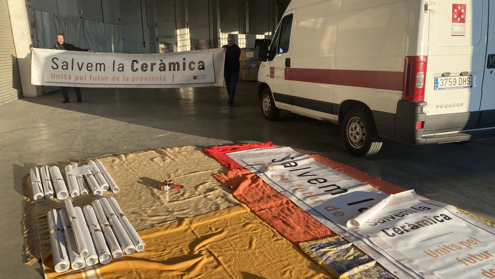 La Diputación reparte las pancartas de ‘Salvem la ceràmica’ a los municipios del clúster azulejero 