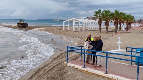 Un momento de la visita a los trabajos de regeneración de El Postiguet