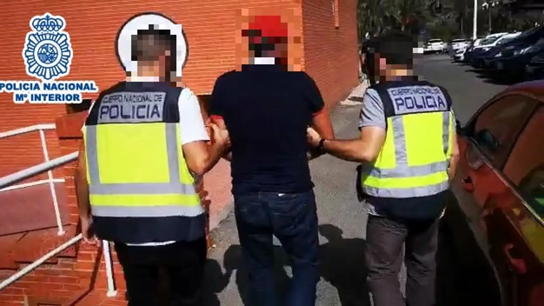 Agentes de la Policía Nacional de Elche con uno de los detenidos.