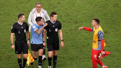 José María Giménez increpando al árbitro tras el partido ante Ghana