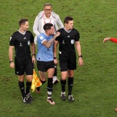 José María Giménez increpando al árbitro tras el partido ante Ghana