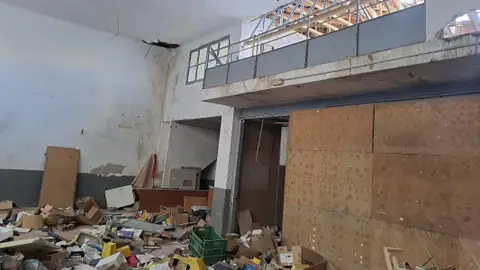 Interior de la nave abandonada en la que se encontraban los detenidos en Elche. Interior de la nave abandonada en la que se encontraban los detenidos en Elche.