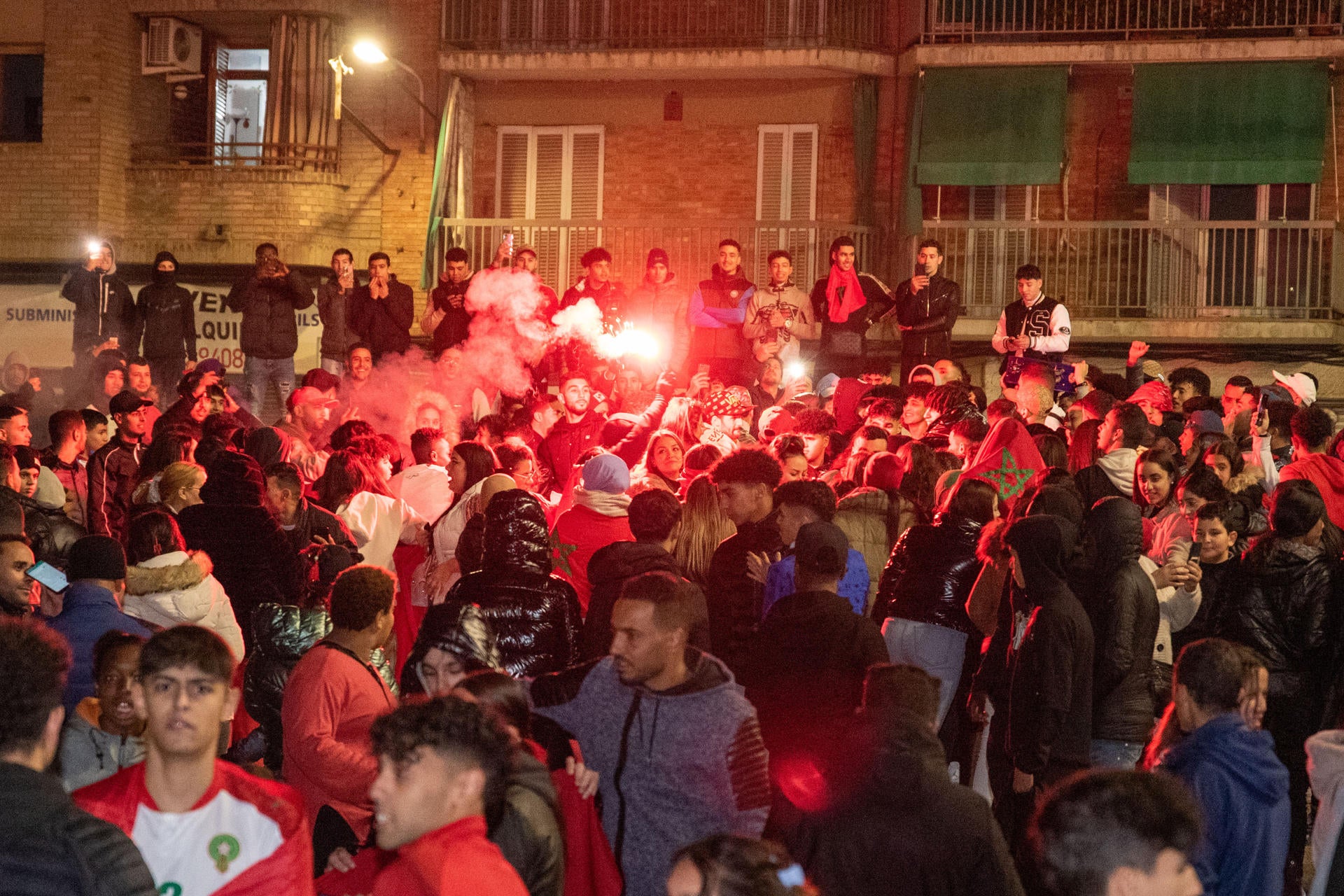 Miles de marroquíes celebran en varias ciudades españolas el pase a cuartos del Mundial Miles de marroquíes celebran en varias ciudades españolas el pase a cuartos del Mundial
