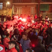 Aficionados marroquíes celebrando la victoria de Marruecos frente a España