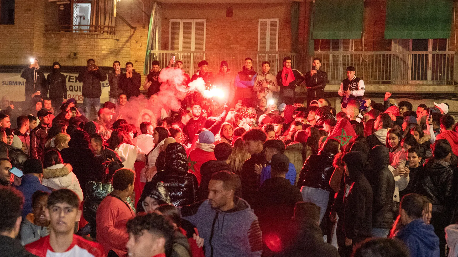 Miles de marroqu&iacute;es celebran en varias ciudades espa&ntilde;olas el pase a cuartos del Mundial 