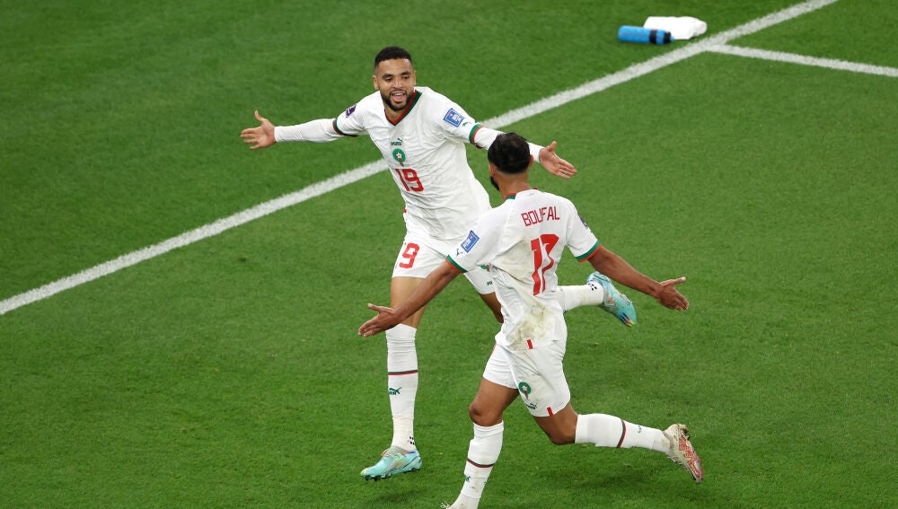 En-Nesyri y Boufal celebran un gol en el Mundial