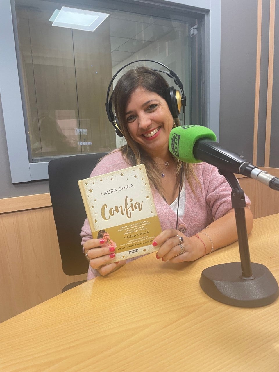 La psicóloga y escritora Laura Chica presenta su último libro "Confía" La psicóloga y escritora Laura Chica presenta su último libro "Confía"