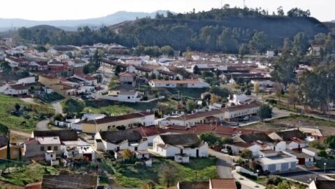 La Zarza- Perrunal tiene 1252 habitantes y est&aacute; enclavada en la comarca del And&eacute;valo.