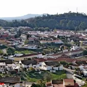 La Zarza- Perrunal tiene 1252 habitantes y está enclavada en la comarca del Andévalo. La Zarza- Perrunal tiene 1252 habitantes y está enclavada en la comarca del Andévalo.