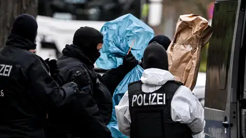 La policía alemana deteniendo a 25 ultraderechistas que intentaban dar un golpe de Estado Detienen en Alemania a 25 ultraderechistas acusados de planificar un golpe de Estado