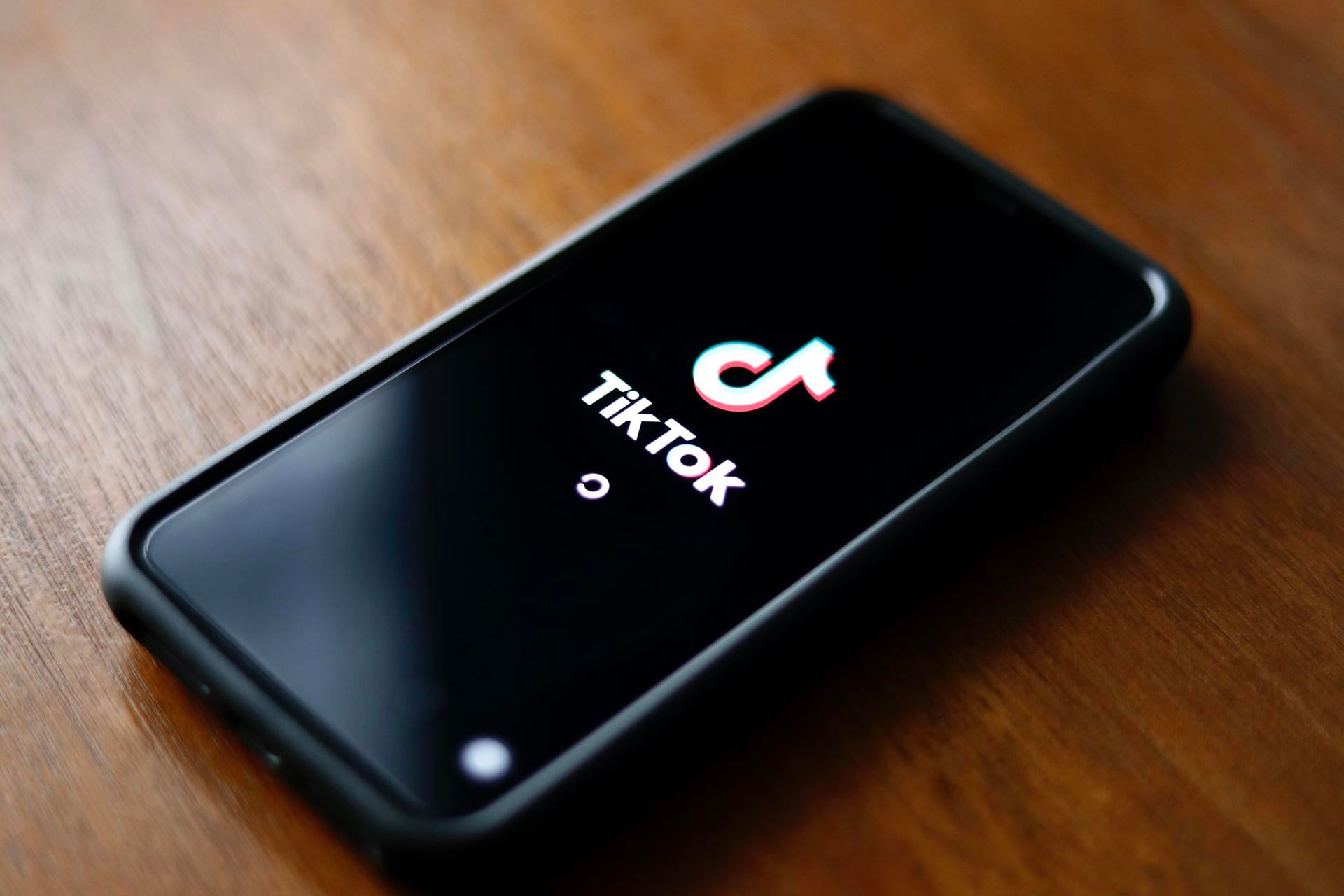 La Comisión Europea prohíbe el uso de TikTok en los teléfonos móviles de su personal La Comisión Europea prohíbe el uso de TikTok en los teléfonos móviles de su personal