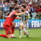 Dibu Martínez y Messi celebran el pase a semifinales