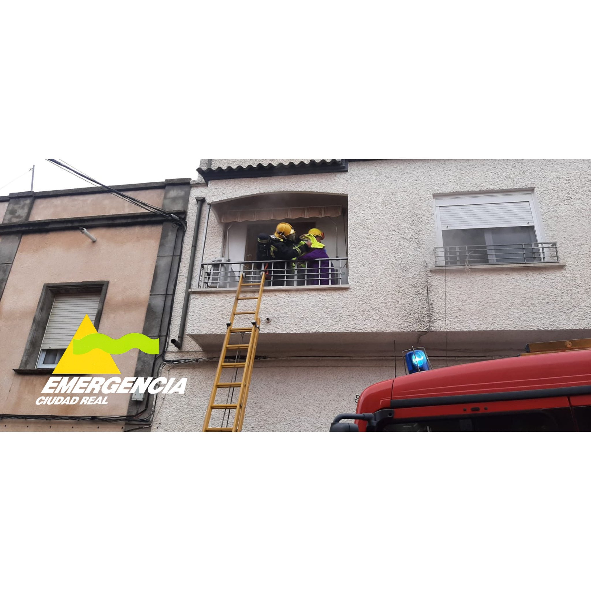 Trasladan al hospital a una mujer de 93 años por inhalación de humo tras un incendio en su casa de La Solana Trasladan al hospital a una mujer de 93 años por inhalación de humo tras un incendio en su casa de La Solana