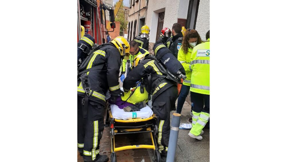 Bomberos atienden a la mujer que estaba en la vivienda