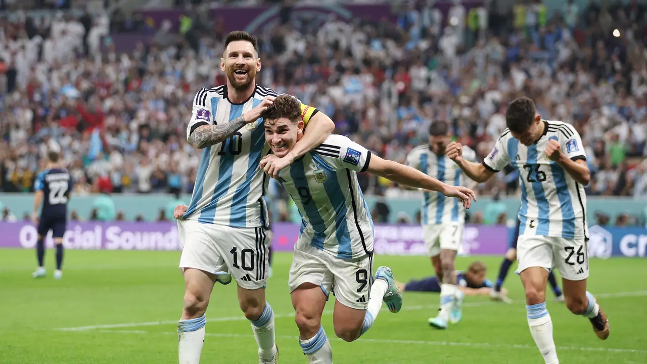 Messi y Julián Álvarez celebran uno de los goles a Croacia Messi y Julián Álvarez celebran uno de los goles a Croacia