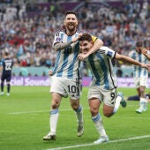 Messi y Julián Álvarez celebran uno de los goles a Croacia