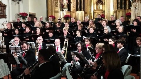 La Coral Pilo&ntilde;esa y la Banda de la Fuente, en su actuaci&oacute;n de Nava