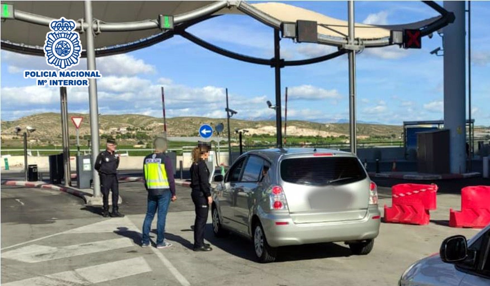 Cuatro detenidos por estafar 6000 euros en el parking del aeropuerto Alicante-Elche al no activar la barrera Cuatro detenidos por estafar 6000 euros en el parking del aeropuerto Alicante-Elche al no activar la barrera