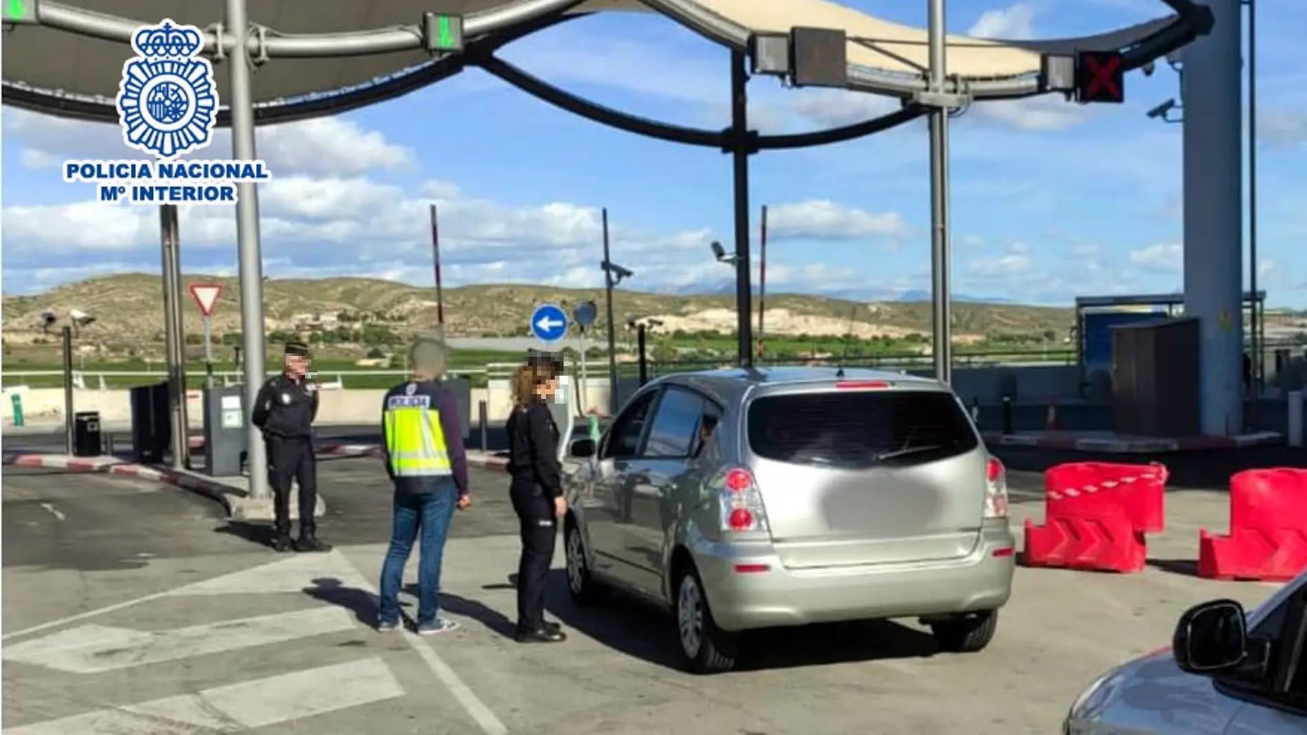 Cuatro detenidos por estafar 6000 euros en el parking del aeropuerto Alicante-Elche al no activar la barrera.