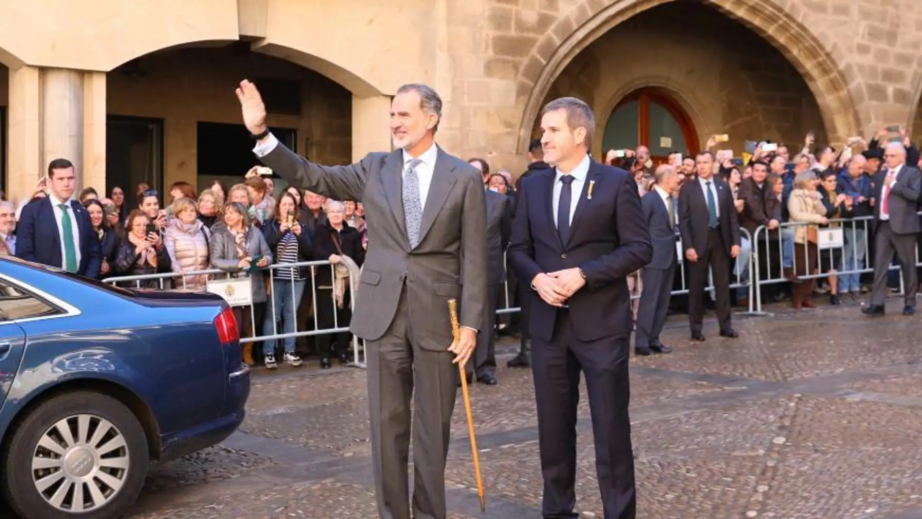 Felipe VI junto al alcalde de Alcañiz, Ignacio Urquizu