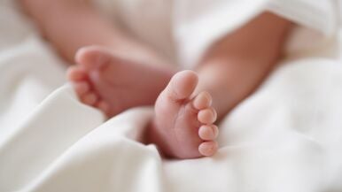Imagen de los pies de un bebé.