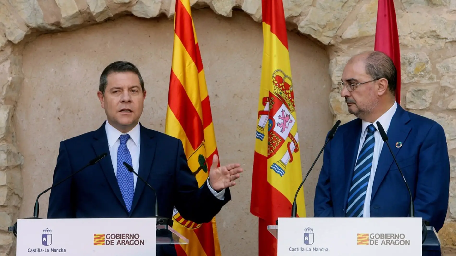 El presidente de Castilla-La Mancha, Emiliano García-Page, y el presidente de Aragón, Javier Lambán, en una imagen de archivo.