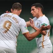 Lucas Boyé celebra con Lautaro Blanco uno de los tres goles que hizo ante el Intercity