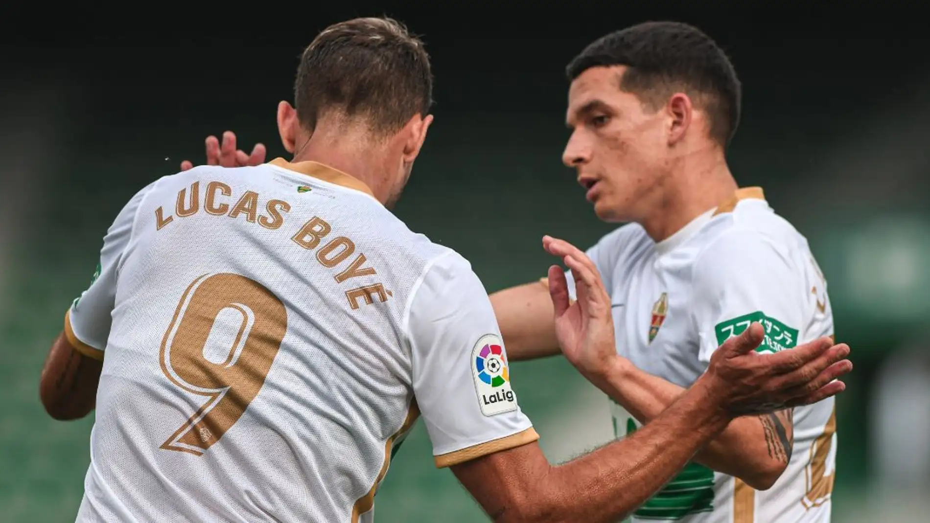 Lucas Boyé celebra con Lautaro Blanco uno de los tres goles que hizo ante el Intercity