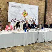 Desayuno informativo en Manzanares. En el centro el alcalde, Julián Nieva Desayuno informativo en Manzanares. En el centro el alcalde, Julián Nieva