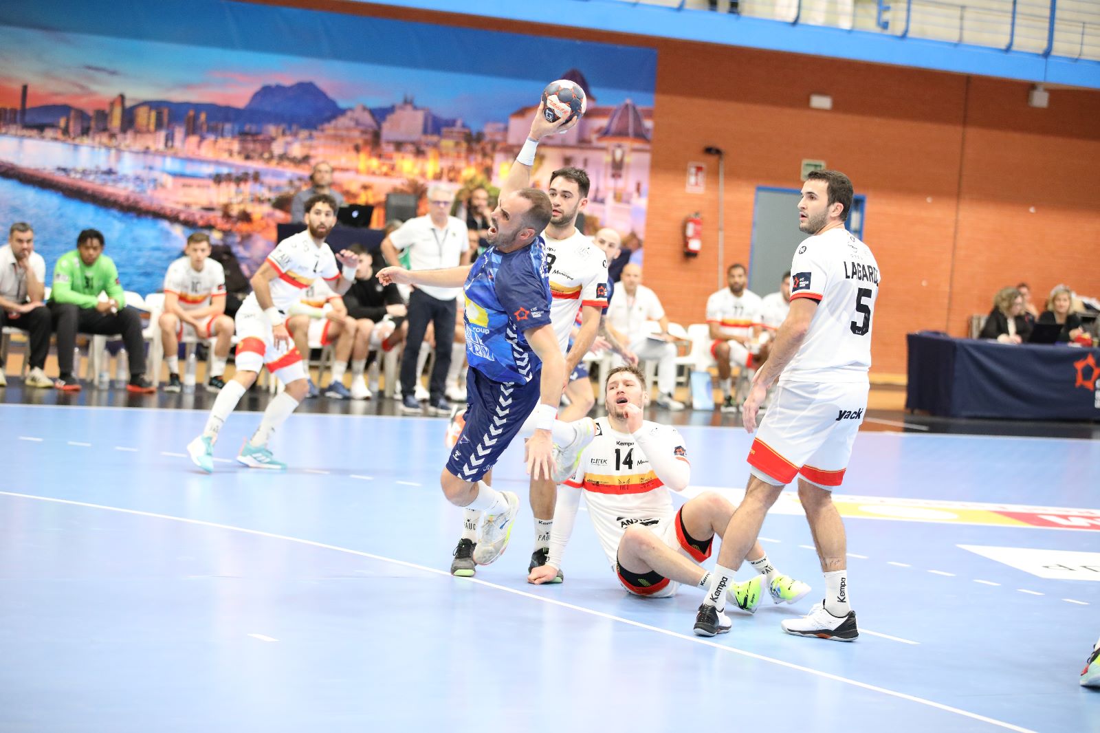 El TM Benidorm vence al PAUC Handball ante su afición y gana sus primeros puntos en fase de grupos El TM Benidorm vence al PAUC Handball ante su afición y gana sus primeros puntos en fase de grupos