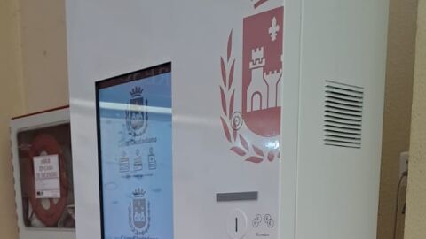 Cajero automático instalado por el Ayuntamiento de Elda en el Mercado Central. Cajero automático instalado por el Ayuntamiento de Elda en el Mercado Central.