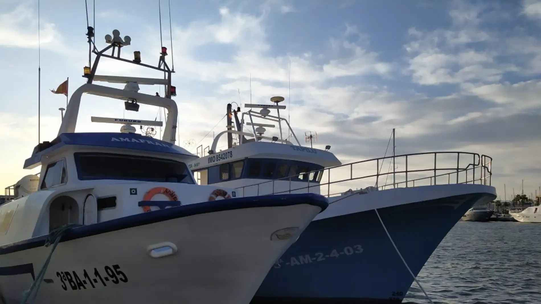 Dos barcos de pesca amarrados en el puerto de Santa Pola.
