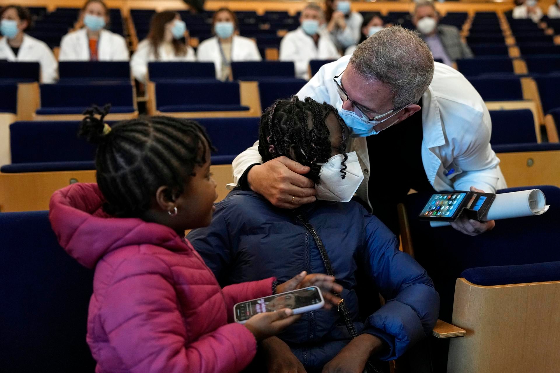 Una bebé seleccionada genéticamente salva a su hermana de una enfermedad grave de la sangre Una bebé seleccionada genéticamente salva a su hermana de una enfermedad grave de la sangre