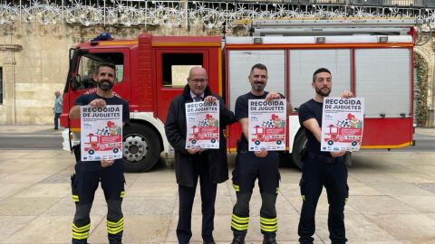 Los Bomberos de Alicante invitan a una visita solidaria al parque con un juguete o alimentos para las personas m&aacute;s necesitadas