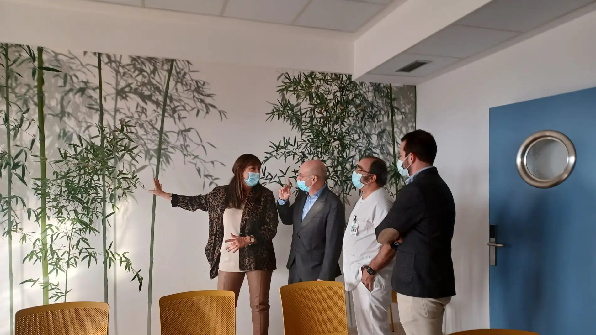 Repollés y Martínez Roig con otros responsables del hospital durante la visita