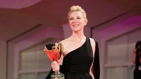 La actriz Cate Blanchett sostiene la Copa Volpi que gan&oacute; en la Mostra de Venecia por su actuaci&oacute;n en 'T&Aacute;R'