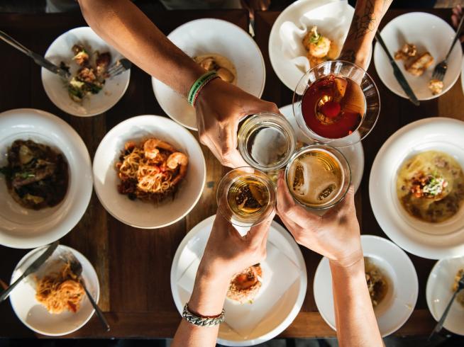 Lo que pasa en la cena de empresa no se queda en la cena de empresa Lo que pasa en la cena de empresa no se queda en la cena de empresa