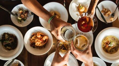 Brindis en una cena o comida de empresa