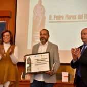 Pedro Flores recibe el galardón del VI Premio Internacional de Poesía "Jorge Manrique"