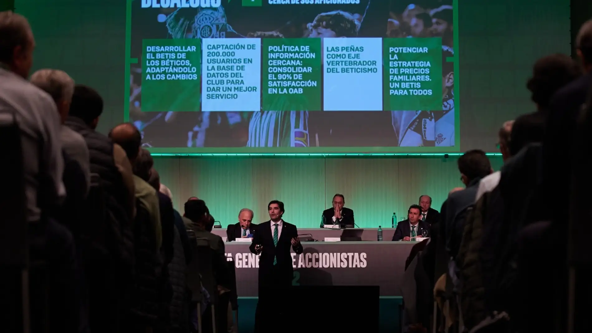 Ángel Haro toma la palabra en la junta general de accionistas del Betis.