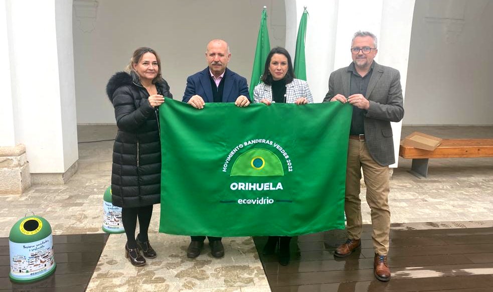 La alcaldesa recoge la bandera verde que concede Ecovidrio a los municipios que más vidrio reciclan La alcaldesa recoge la bandera verde que concede Ecovidrio a los municipios que más vidrio reciclan