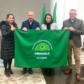 La alcaldesa recoge la bandera verde que concede Ecovidrio a los municipios que más vidrio reciclan 