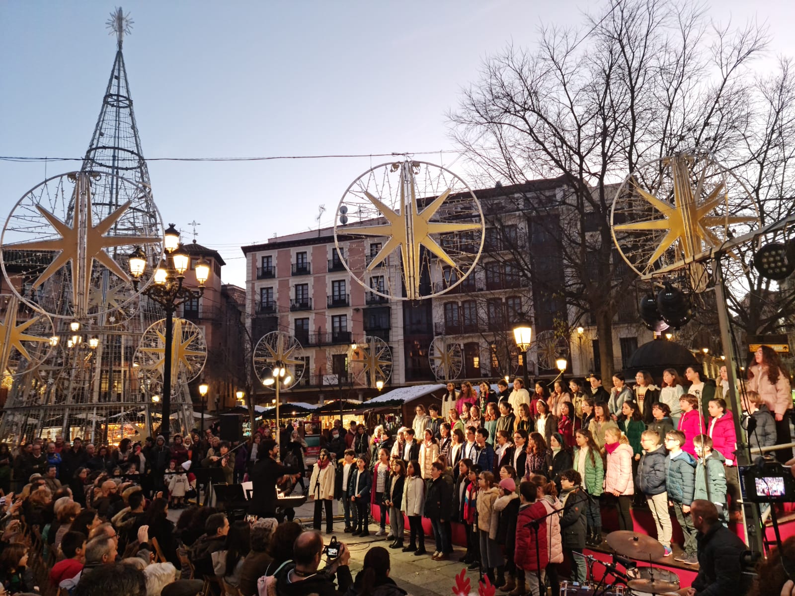 Toledo ya luce su tradicional Belén de la Plaza de Zocodover Toledo ya luce su tradicional Belén de la Plaza de Zocodover